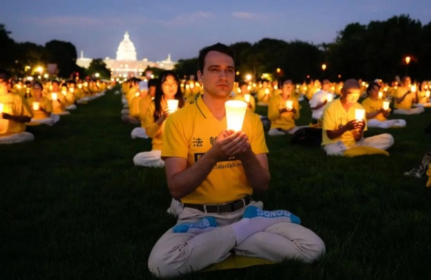 Seguidores de Falun Gong participan en una vigilia con velas en memoria de los practicantes de Falun Gong fallecidos durante los 25 años de persecución del Partido Comunista Chino en el National Mall de Washington el 11 de julio de 2024. (Larry Dye/The Epoch Times)