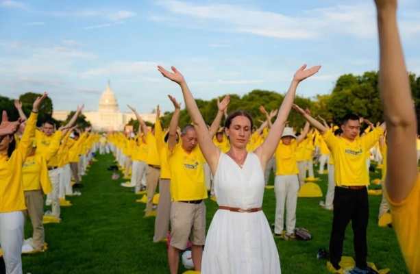 Seguidores de Falun Gong participan en una vigilia con velas en memoria de los practicantes de Falun Gong fallecidos durante los 25 años de persecución continua por parte del Partido Comunista Chino en China en el National Mall de Washington el 11 de julio de 2024. (Larry Dye/The Epoch Times)