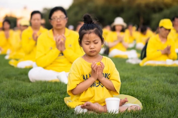 Practicantes de Falun Gong se reúnen para una vigilia con velas en conmemoración de la persecución a muerte de los practicantes de Falun Gong en China por parte del Partido Comunista Chino en el National Mall de Washington el 11 de julio de 2024. (Madalina Vasiliu/The Epoch Times)