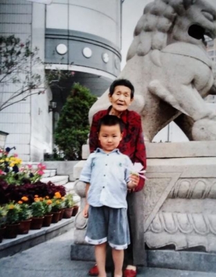 Una foto sin fecha de Li Hongxiang con su bisabuela en China. (Cortesía de Minghui.org)