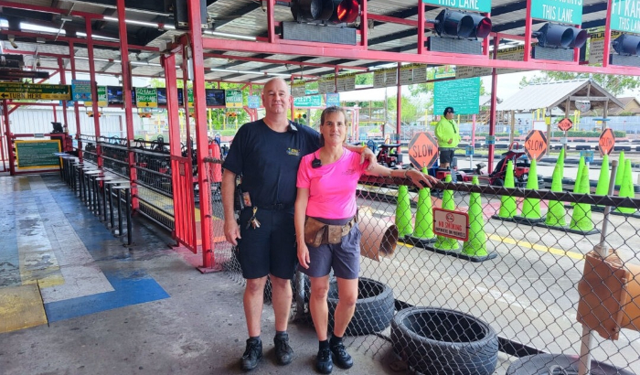 Chris Jordan y su esposa Vera Balic, propietarios de Houston Fast Track en Texas. (Cortesía de Houston Fast Track)