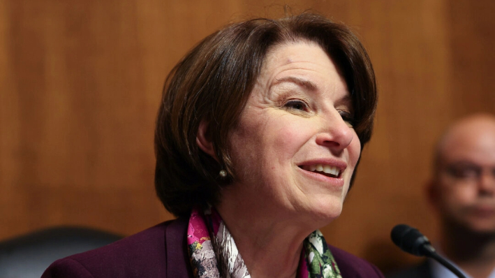 La senadora Amy Klobuchar habla durante una audiencia en Washington el 15 de junio de 2021. (Anna Moneymaker/Getty Images)