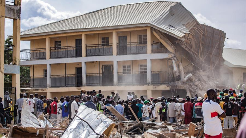 La gente se reúne en el lugar de un edificio derrumbado en la escuela Saint Academy en Jos North, distrito del estado de Plateau, Nigeria, el 12 de julio de 2024. EFE/EPA/Rennistorios Becky