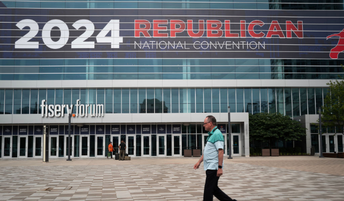 MILWAUKEE, WISCONSIN - 10 DE JULIO: Una pancarta cuelga sobre el Fiserv Forum el 10 de julio de 2024 en Milwaukee, Wisconsin. La Convención Nacional Republicana (RNC) se celebrará en el Forum del 15 al 18 de julio. (Foto de Scott Olson/Getty Images)