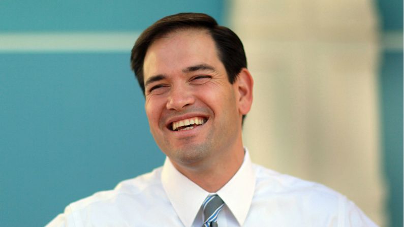 El candidato republicano al Senado, Marco Rubio, se ríe mientras habla con los medios mientras espera a que su esposa, Jeanette Rubio, vote en un lugar de votación anticipada el 22 de octubre de 2010 en Hialeah, Florida. (Joe Raedle/Getty Images)