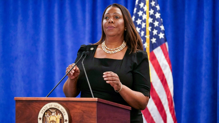 La fiscal general de Nueva York, Letitia James, habla durante una rueda de prensa en la Oficina del Fiscal General en Nueva York el 16 de febrero de 2024. (Timothy A. Clary/AFP vía Getty Images)