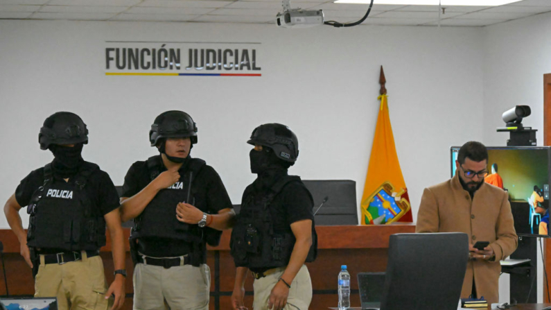 César Palma (d), abogado de Laura Castillo, alias "La Flaca", una de las cinco presuntas asesinas del excandidato presidencial ecuatoriano Fernando Villavicencio en agosto pasado, asiste a la reanudación del juicio en el Complejo Judicial Norte de Quito (Ecuador), el 12 de julio de 2024. (Rodrigo Buendia/AFP vía Getty Images)