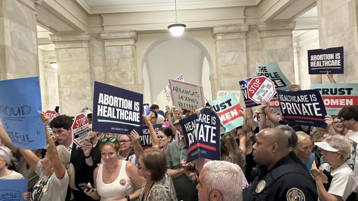 Partidarios y opositores de una propuesta de medida electoral para reducir la prohibición del aborto en Arkansas sostienen carteles frente a la antigua sala de la Corte Suprema en el Capitolio del estado en Little Rock, Arkansas, el 5 de julio de 2024. (Andrew DeMillo/Foto AP)
