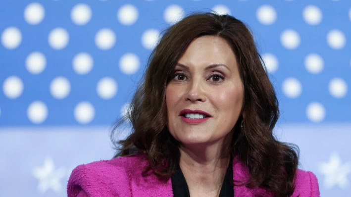 La gobernadora de Michigan, Gretchen Whitmer, habla en un acto en National Harbor, Maryland, el 4 de mayo de 2023. (Kevin Dietsch/Getty Images)