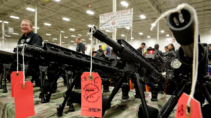 Rifles AR-15 se exhiben durante la Nation's Gun Show en el Dulles Expo Center en Chantilly, Virginia, el 18 de noviembre de 2016. (Alex Wong/Getty Images)