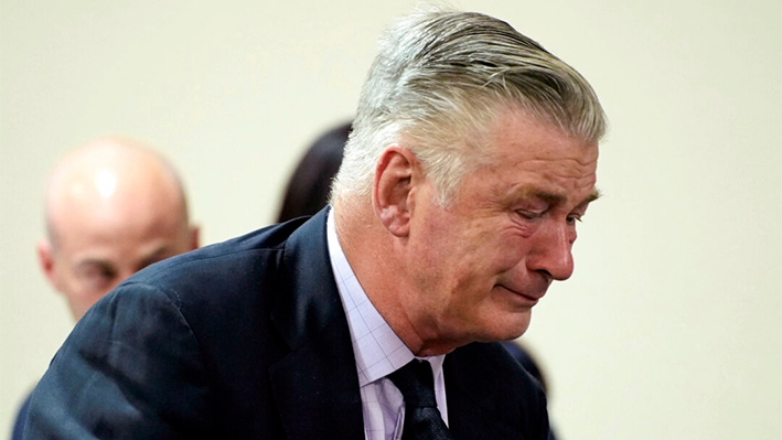 El actor Alec Baldwin reacciona durante su juicio por homicidio involuntario por el tiroteo mortal de 2021 de la cinematógrafa Halyna Hutchins durante el rodaje de la película del oeste "Rust" en la Corte de Distrito del Condado de Santa Fe en Santa Fe, N.M., el 12 de julio de 2024. (Ramsay de Give/Pool Photo vía AP)
