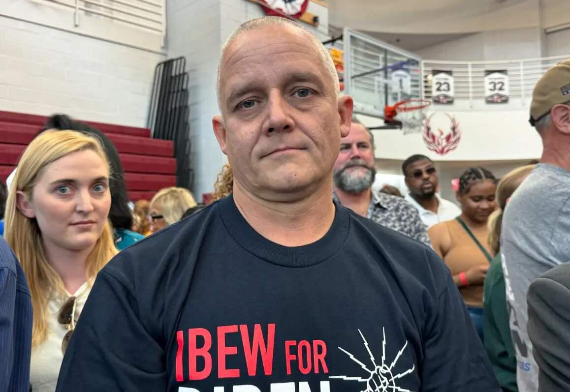 Richard Zulkak, electricista del IBEW Local 58, asistió al mitin de campaña del presidente Biden en Detroit, Michigan, el 12 de julio de 2024. (Emel Akan/Epoch Times)