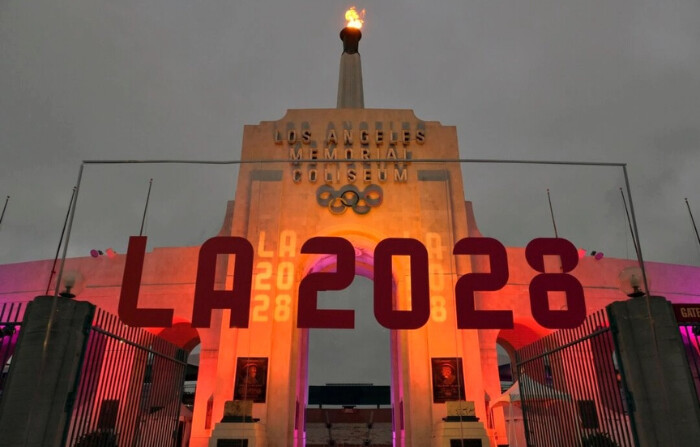 Se ve un cartel de LA 2028 frente al pebetero olímpico en el Memorial Coliseum de Los Ángeles el 13 de septiembre de 2017 (Richard Vogel/Foto AP

