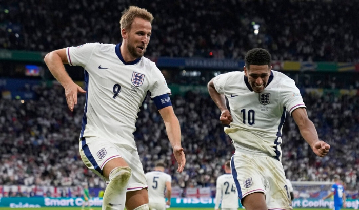 El inglés Harry Kane (izq.) celebra con Jude Bellingham después de anotar el segundo gol de su equipo durante un partido de octavos de final entre Inglaterra y Eslovaquia en el torneo de fútbol Euro 2024 en Gelsenkirchen, Alemania, el 30 de junio de 2024. (Thanassis Stavrakis/AP Photo)
