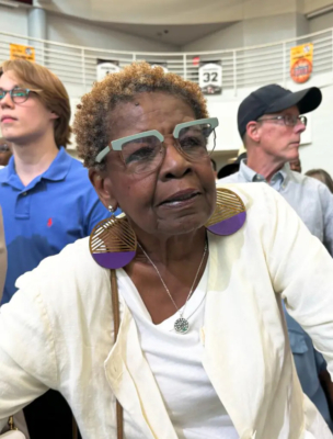 Brenda Faye Butler, de 77 años, asistió al mitin de campaña del presidente Joe Biden en Detroit el 12 de julio de 2024. (Emel Akan/The Epoch Times)