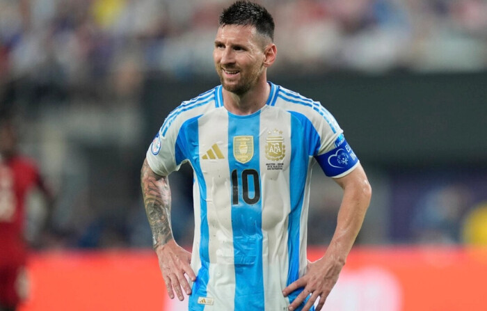 El argentino Lionel Messi gesticula durante un partido de fútbol de semifinales de la Copa América contra Canadá en East Rutherford, Nueva Jersey, el 9 de julio de 2024. (Julia Nikhinson/Foto AP)