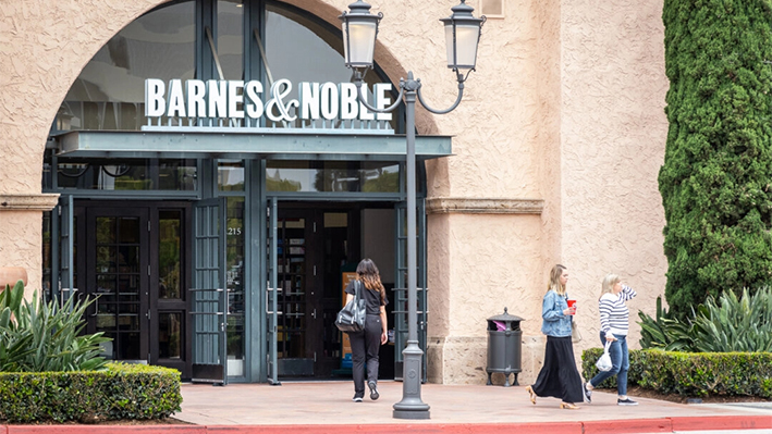 Unos compradores pasan por delante de una librería Barnes & Noble en el centro comercial Fashion Island de Newport Beach, California, el 3 de julio de 2024. (John Fredricks/The Epoch Times)