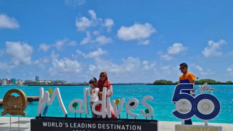 Turistas posan para una foto en el aeropuerto internacional de Velana, en las Maldivas, el 14 de julio de 2022. (AFP vía Getty Images)