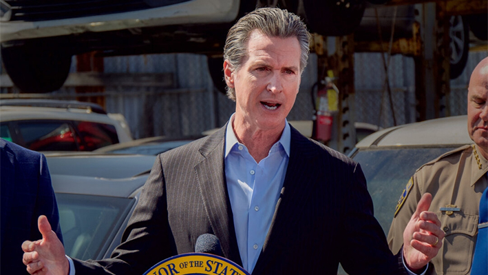 El gobernador de California Gavin Newsom habla en Oakland, California, el 11 de julio de 2024. (Travis Gillmore/The Epoch Times)
