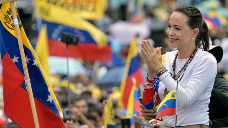 La líder opositora venezolana María Corina Machado gesticula durante un acto de campaña del candidato presidencial Edmundo González, en Barinas, Venezuela, el 6 de julio de 2024. (Juan Barreto/AFP vía Getty Images)