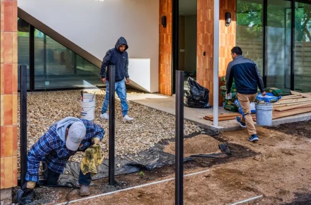 Obreros de la construcción trabajan en una casa recién construida en Austin, Texas, el 19 de marzo de 2024. (Brandon Bell/Getty Images)