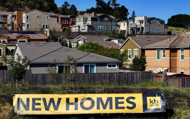 Un cartel se muestra junto a una zona de la urbanización KB Home en Petaluma, California, el 2 de mayo de 2024. Muchos compradores de primera vivienda están esperando a que bajen los precios o las tasas hipotecarias. (Justin Sullivan/Getty Images)