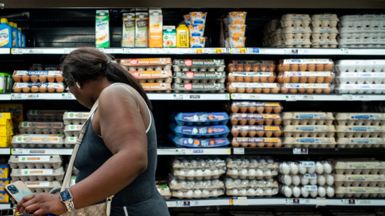 Un cliente compra huevos en una tienda de comestibles Kroger el 15 de agosto de 2022 en Houston, Texas. Los precios de los huevos aumentan constantemente en Estados Unidos a medida que la inflación continúa impactando a las tiendas de comestibles en todo el país. (Brandon Bell/Getty Images)