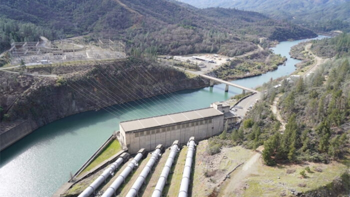 Tuberías que transportan agua desde la presa del lago Shasta, en el norte de California, el 14 de febrero de 2023. (Allan Stein/The Epoch Times)