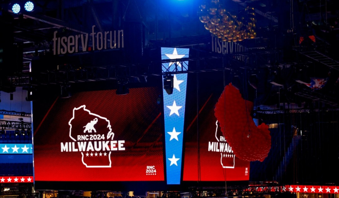 Se preparan globos antes de la Convención Nacional Republicana de 2024 en el Foro Fiserv en Milwaukee, Wisconsin, el 12 de julio de 2024. (Kamil Krzaczynski/AFP vía Getty Images)