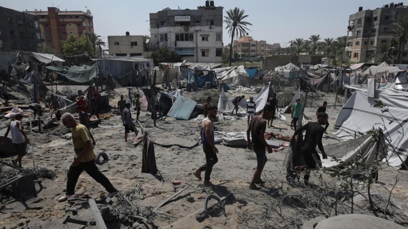 El campo de desplazados de Mawasi tras el ataque israelí. EFE/EPA/Haitham Imad 
