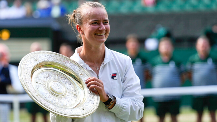 Barbora Krejcikova, de la República Checa, sostiene su trofeo tras derrotar a Jasmine Paolini, de Italia, en la final individual femenina de los campeonatos de tenis de Wimbledon, en Londres, el 13 de julio de 2024. (Kirsty Wigglesworth/Foto AP)
