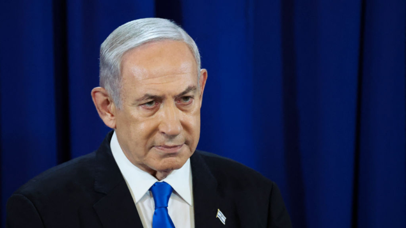 El primer ministro israelí, Benjamin Netanyahu, habla durante una rueda de prensa en Tel Aviv (Israel) el 13 de julio de 2024. (Nir Elias/POOL/AFP vía Getty Images)