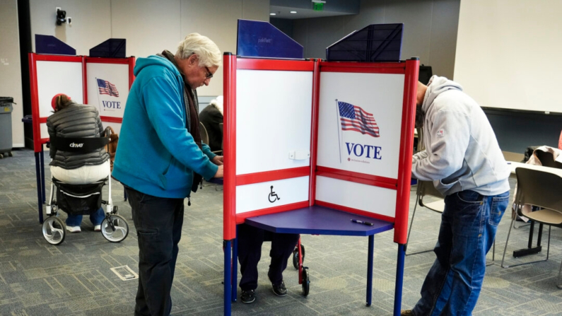 Votantes depositan su voto en el centro de Justicia y Salud del Condado de Utah en Provo, Utah, el 8 de noviembre de 2022. (George Frey/Getty Images)
