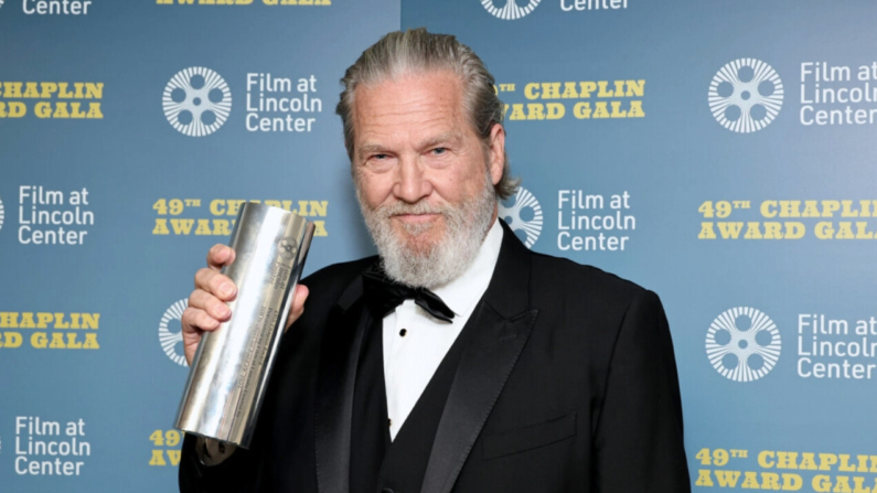 Jeff Bridges posa durante el 49º Premio Chaplin en honor a Jeff Bridges en la ciudad de Nueva York el 29 de abril de 2024. (Jamie McCarthy/Getty Images)