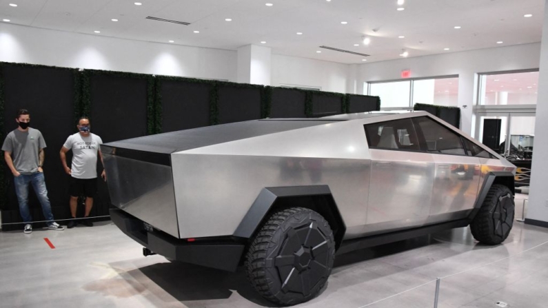 Visitantes contemplan el Tesla Cybertruck en el Petersen Automotive Museum de Los Ángeles, California, el 1 de julio de 2020.  (Robyn Beck/AFP vía Getty Images)