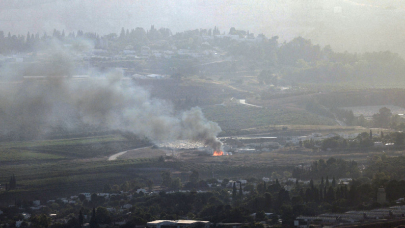 El humo se eleva después del impacto de un cohete disparado desde el sur del Líbano sobre la región de la Alta Galilea en el norte de Israel el 8 de julio de 2024, en medio de enfrentamientos transfronterizos en curso entre tropas israelíes y terroristas Hizbulá en el Líbano. (Jalaa Marey/AFP vía Getty Images)