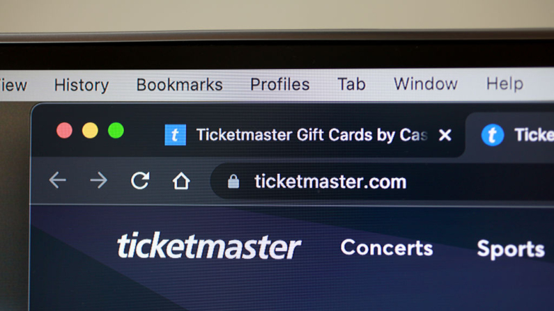 En esta foto, un sitio web de Ticketmaster se muestra en una pantalla de ordenador el 18 de noviembre de 2022 en Miami, Florida. (Joe Raedle/Getty Images)