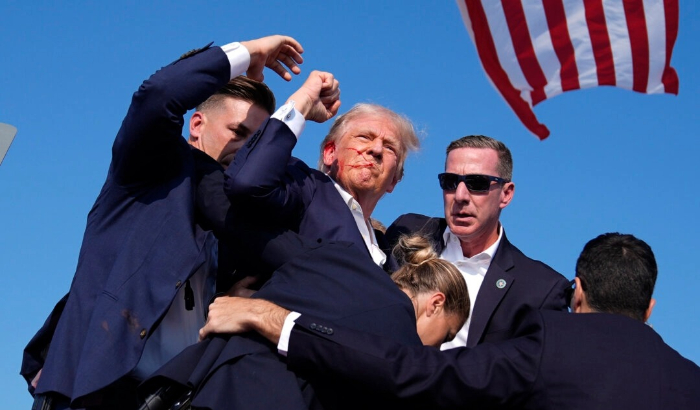 El candidato presidencial republicano y expresidente Donald Trump es rodeado por agentes del Servicio Secreto de Estados Unidos en un mitin de campaña, el sábado 13 de julio de 2024, en Butler, Pensilvania. (Foto AP/Evan Vucci)