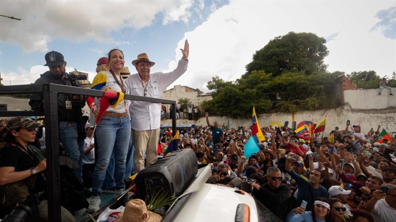 La líder de la oposición, María Corina Machado (i) junto a el candidato presidencial, Edmundo González, participan en un acto de campaña el 13 de julio de 2024 en la ciudad de Valencia, estado de Carabobo (Venezuela). EFE/ Ronald Peña