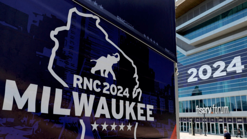 Un hombre camina fuera del Fiserv Forum antes de la Convención Nacional Republicana de 2024 en Milwaukee, Wisconsin, el 12 de julio de 2024. (Kamil Krzaczynski/AFP via Getty Images)