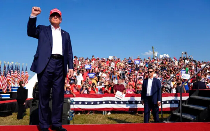 El candidato presidencial republicano y expresidente Donald Trump llega a un mitin de campaña en Butler, Pensilvania, el 13 de julio de 2024. (AP Photo/Evan Vucci)