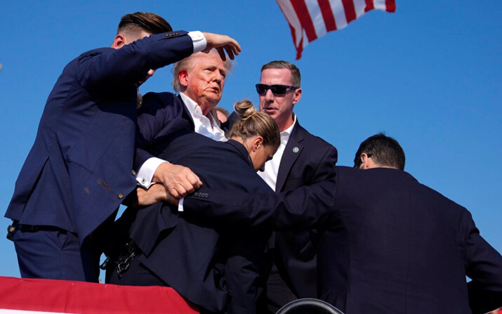 El candidato presidencial republicano y expresidente Donald Trump es rodeado por agentes del Servicio Secreto de Estados Unidos después de un intento de asesinato en un mitin de campaña, en Butler, Pensilvania, el 13 de julio de 2024. (Evan Vucci/AP Photo)