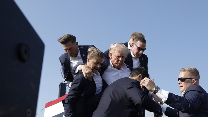 El candidato presidencial republicano Donald Trump es retirado apresuradamente del escenario durante un mitin, en Butler, Pensilvania, el 13 de julio de 2024. (Anna Moneymaker/Getty Images)