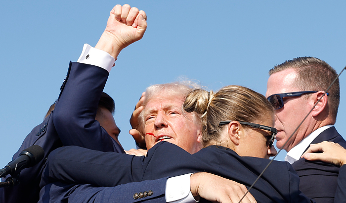 El candidato presidencial republicano, el expresidente Donald Trump, es retirado a toda prisa del escenario por agentes del Servicio Secreto de Estados Unidos tras ser rozado por una bala durante un mitin el 13 de julio de 2024 en Butler, Pensilvania. (Anna Moneymaker/Getty Images)