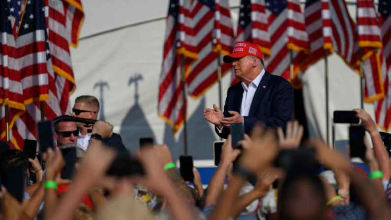 El candidato presidencial republicano, el expresidente de los Estados Unidos Donald Trump llega a un mitin en Butler Farm Show Inc. el 13 de julio de 2024 en Butler, Pensilvania. (Jeff Swensen/Getty Images)