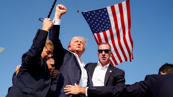 Agentes del Servicio Secreto de Estados Unidos se apresuran a proteger al expresidente Donald Trump después de producirse disparos durante un mitin de campaña en Butler, Pensilvania, el 13 de julio de 2024. (Evan Vucci/Foto AP)
