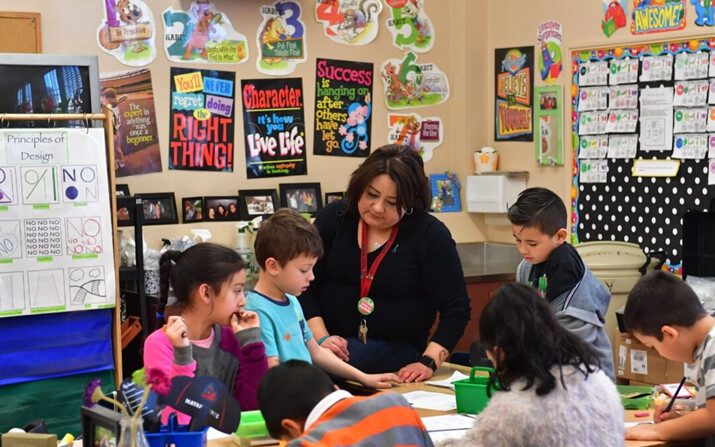 Una maestra de escuela primaria trabaja con sus alumnos en Pacoima, California, el 8 de febrero de 2019. (Frederic J. Brown/AFP vía Getty Images)