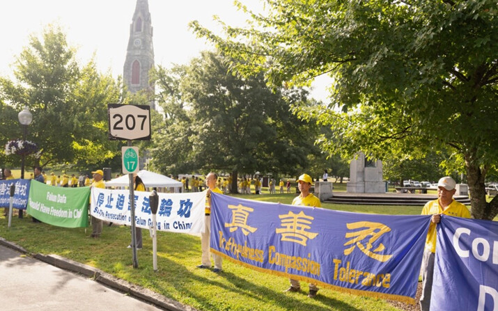 Los practicantes de Falun Gong realizaron una manifestación para generar conciencia sobre la persecución que sufre esta práctica desde hace 25 años por parte del régimen chino, en Goshen, Nueva York, el 13 de julio de 2024. (Larry Dye/The Epoch Times)