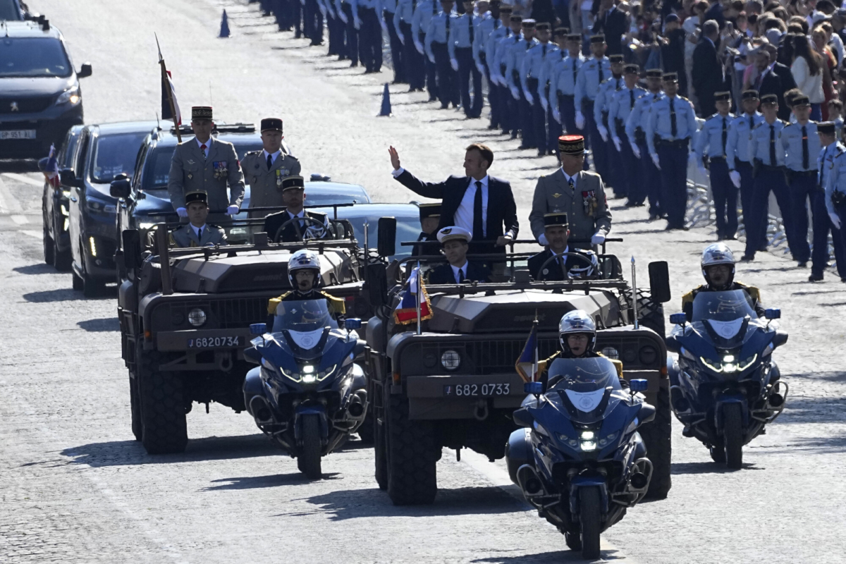 desfile-coincide-con-relevo-de-la-antorcha-olimpica-francia1.jpg