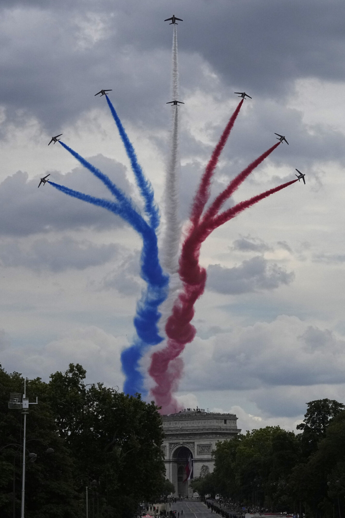 desfile-coincide-con-relevo-de-la-antorcha-olimpica-francia2.jpg